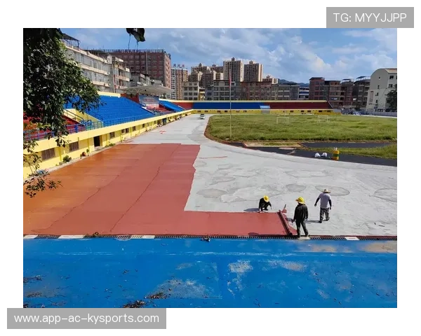 夜间田径赛首次试行，灯光效果获好评，夜晚田径场跑道照片