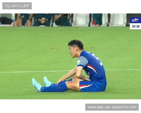 朱辰杰禁区内抢在马莱莱身前头球解围，截断申花反击险情